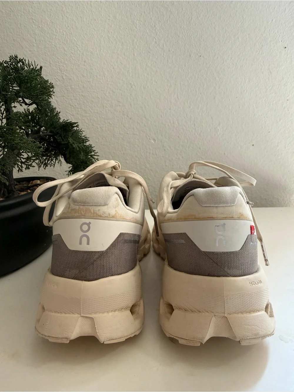 On Running cloudvista 2 Women size 6.5 Sneakers in Beige, Cream and Taupe